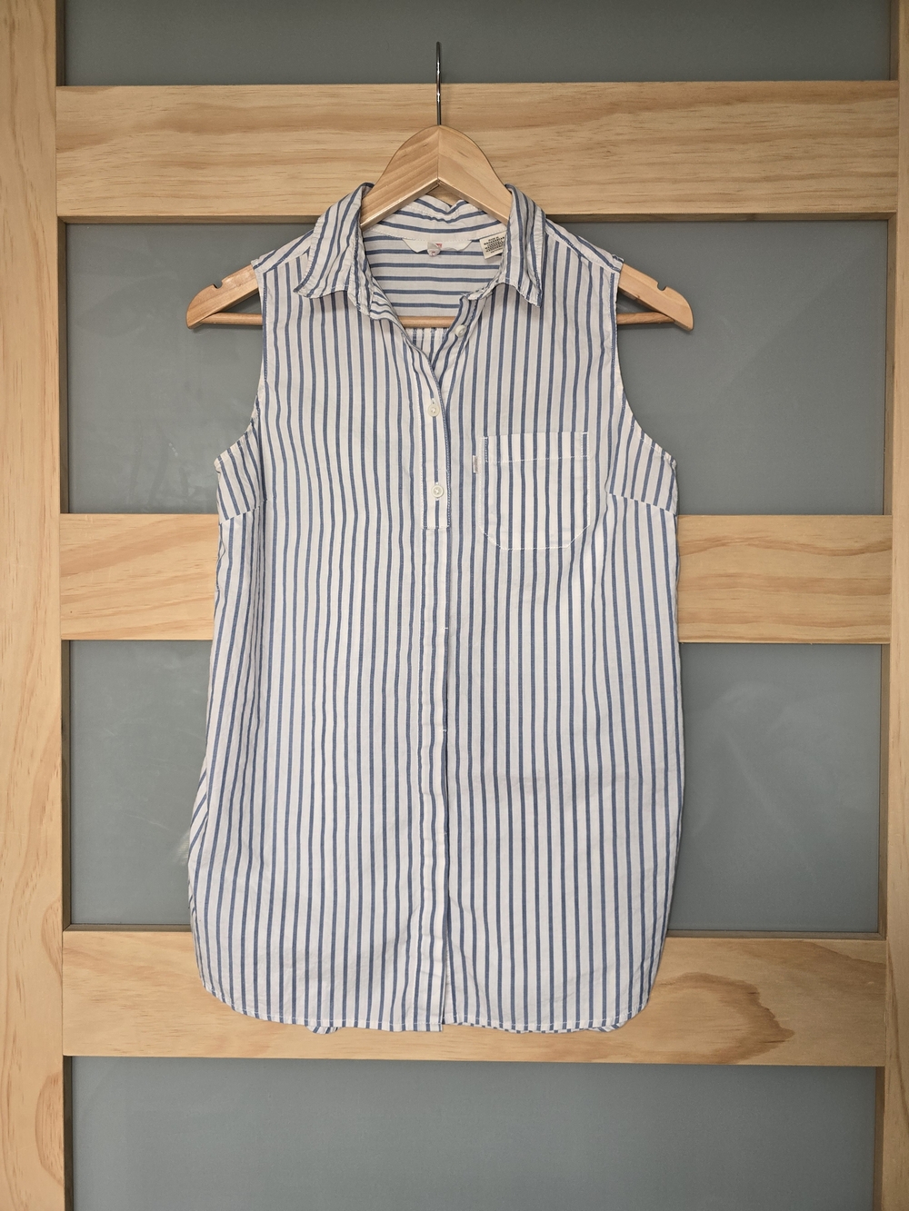 Levi's 100% Cotton White and Blue Vertical Stripe Sleeveless Button-Down Top